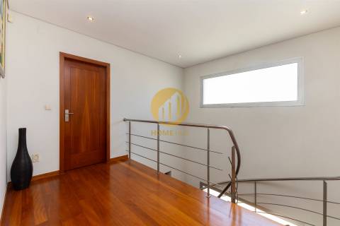 Moradia Contemporânea com Piscina & Jardim | Espaço, Luz e Conforto para Famílias Exigentes