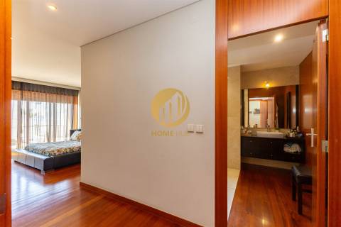 Moradia Contemporânea com Piscina & Jardim | Espaço, Luz e Conforto para Famílias Exigentes