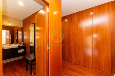 Moradia Contemporânea com Piscina & Jardim | Espaço, Luz e Conforto para Famílias Exigentes