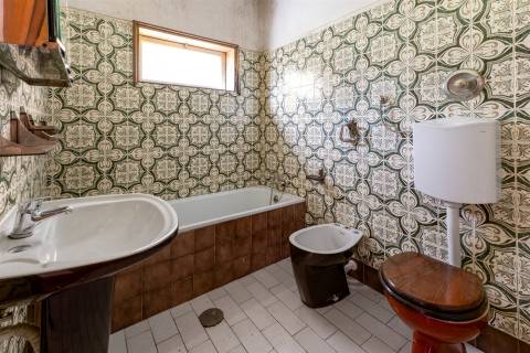 Oportunidade Única! Moradia para Reabilitar com Terreno Superior a 6.000 m²