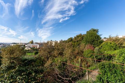 Oportunidade Única! Moradia para Reabilitar com Terreno Superior a 6.000 m²