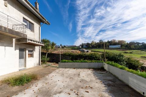 Oportunidade Única! Moradia para Reabilitar com Terreno Superior a 6.000 m²