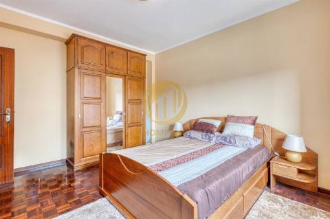 Apartamento T2, com cozinha renovada, em Baguim do Monte