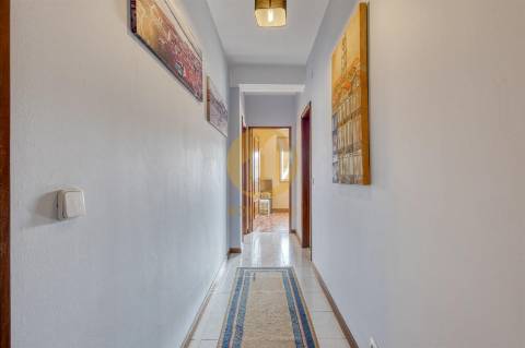 Apartamento T2, com cozinha renovada, em Baguim do Monte