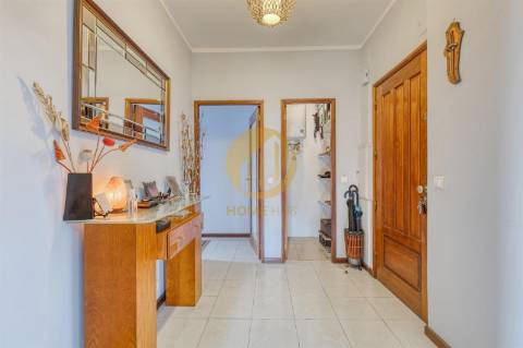 Apartamento T2, com cozinha renovada, em Baguim do Monte