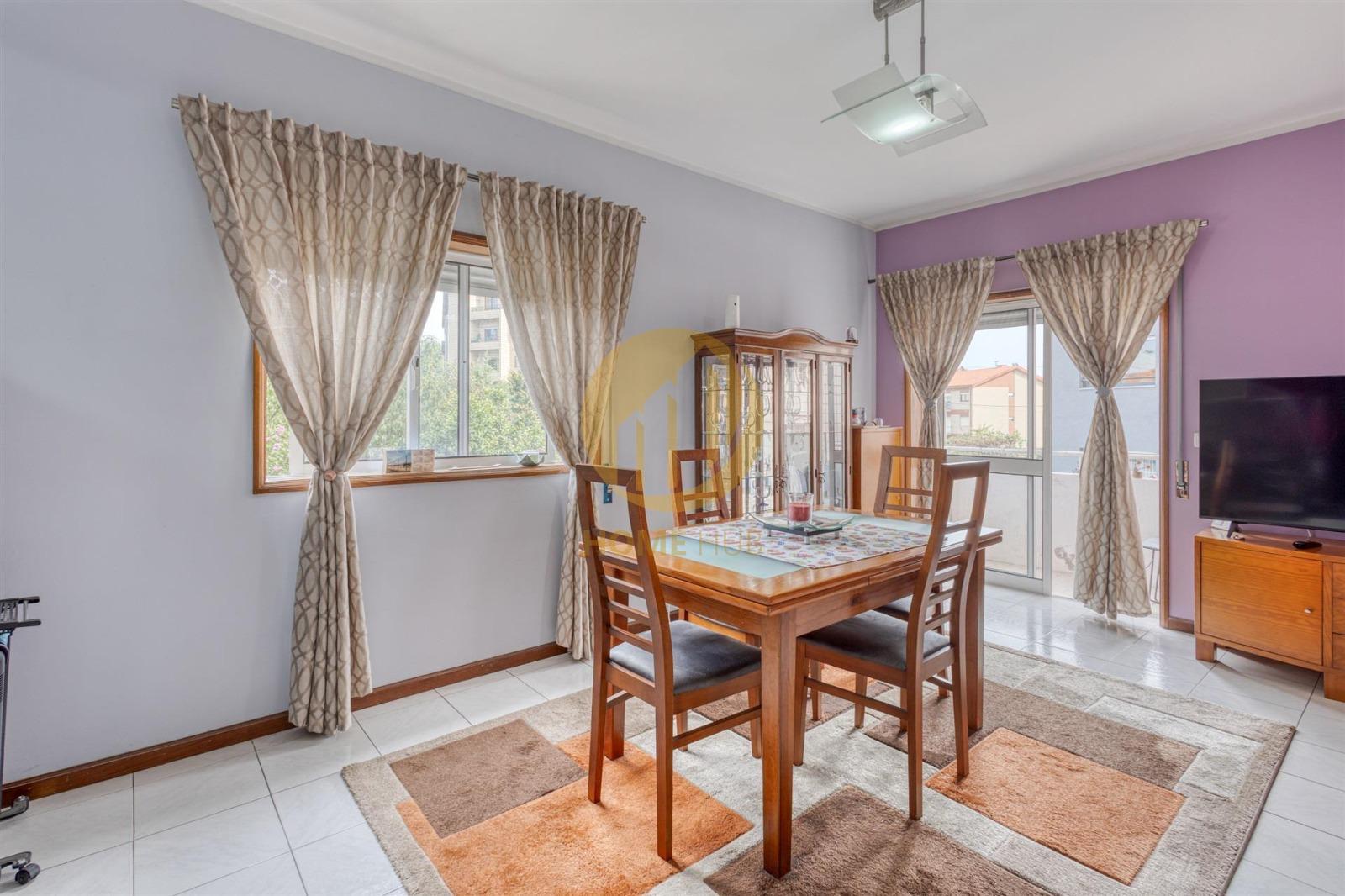 Apartamento T2, com cozinha renovada, em Baguim do Monte