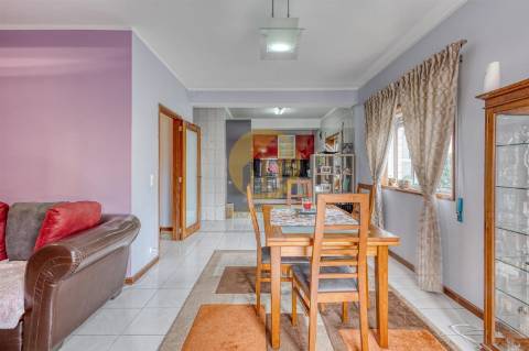 Apartamento T2, com cozinha renovada, em Baguim do Monte