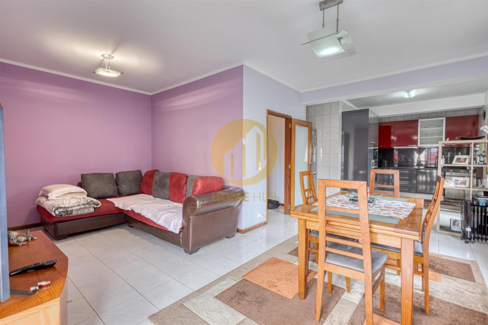 Apartamento T2, com cozinha renovada, em Baguim do Monte