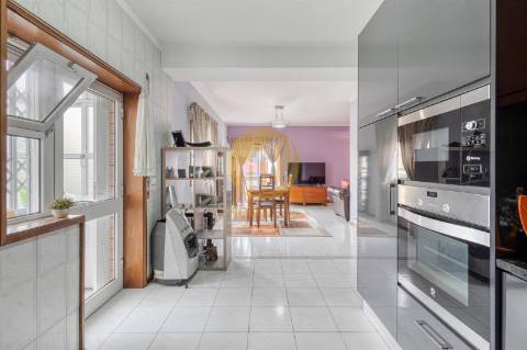 Apartamento T2, com cozinha renovada, em Baguim do Monte