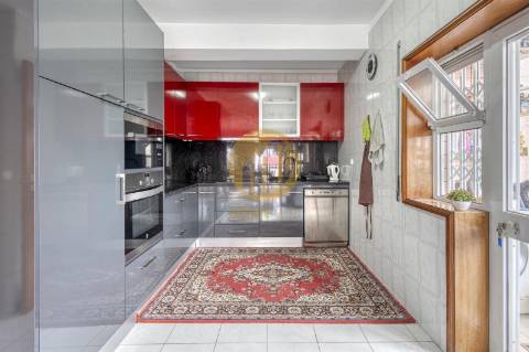 Apartamento T2, com cozinha renovada, em Baguim do Monte