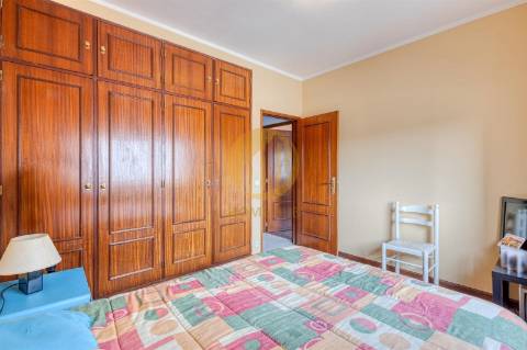 Apartamento T2, com cozinha renovada, em Baguim do Monte