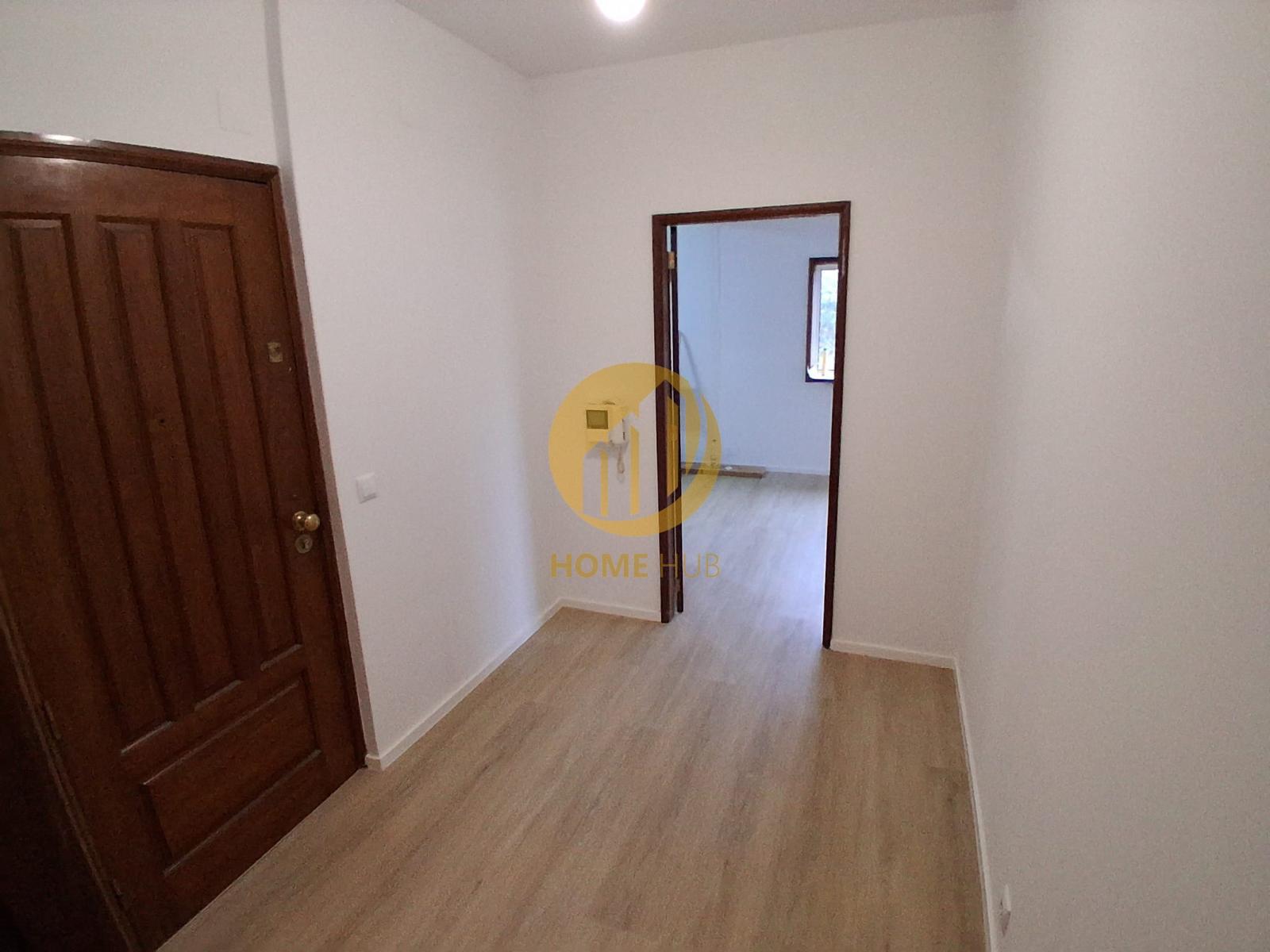 Apartamento T2, com cozinha renovada, em Baguim do Monte