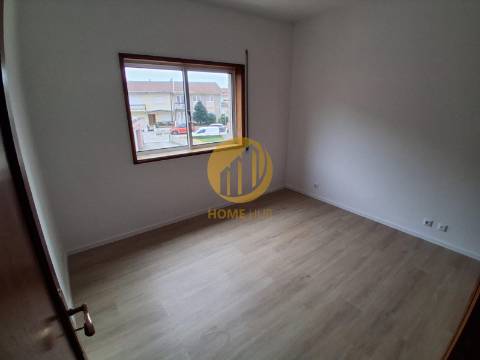 Apartamento T2, com cozinha renovada, em Baguim do Monte