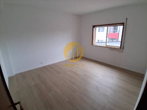 Apartamento T2, com cozinha renovada, em Baguim do Monte