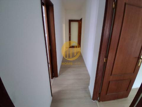 Apartamento T2, com cozinha renovada, em Baguim do Monte