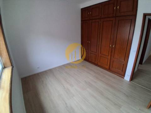 Apartamento T2, com cozinha renovada, em Baguim do Monte