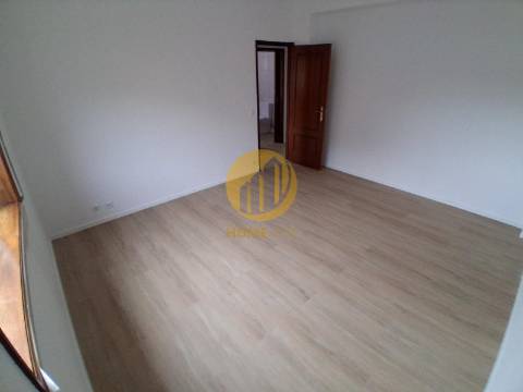 Apartamento T2, com cozinha renovada, em Baguim do Monte