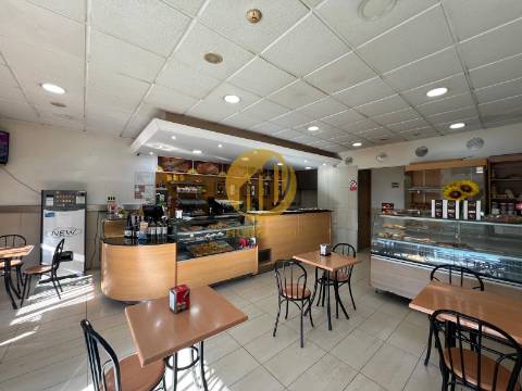 Pão-quente em funcionamento com fabrico próprio + habitação T2 | Águas Santas