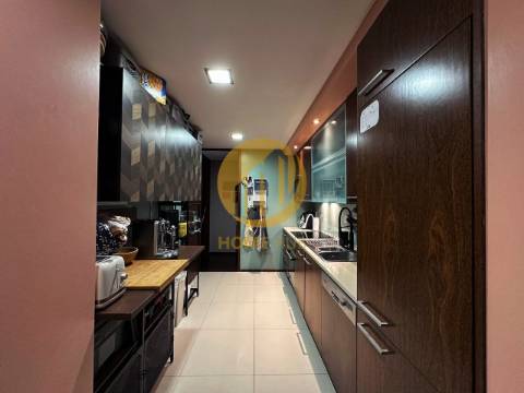 Apartamento T3 com Suite e Estacionamento – Cedofeita, Porto