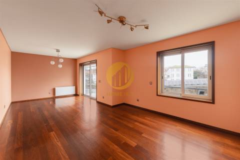 Apartamento T3 de Alta Qualidade com Suite e Estacionamento – Cedofeita, Porto