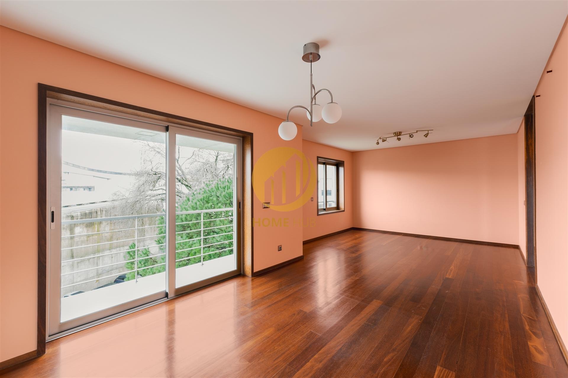 Apartamento T3 de Alta Qualidade com Suite e Estacionamento – Cedofeita, Porto