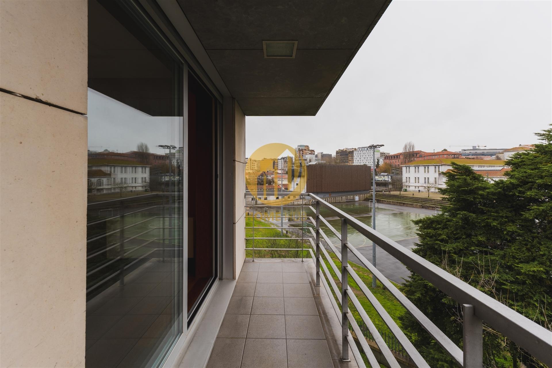 Apartamento T3 de Alta Qualidade com Suite e Estacionamento – Cedofeita, Porto