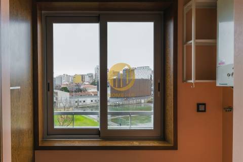 Apartamento T3 de Alta Qualidade com Suite e Estacionamento – Cedofeita, Porto