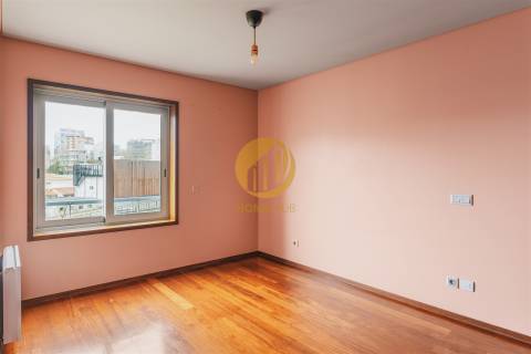 Apartamento T3 de Alta Qualidade com Suite e Estacionamento – Cedofeita, Porto