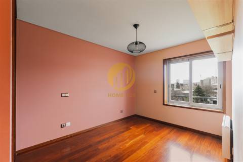 Apartamento T3 de Alta Qualidade com Suite e Estacionamento – Cedofeita, Porto