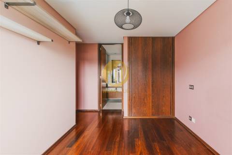 Apartamento T3 de Alta Qualidade com Suite e Estacionamento – Cedofeita, Porto