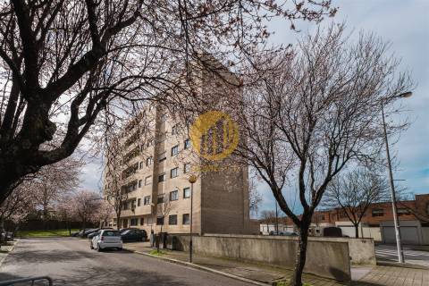 T1 Moderno com Excelente Localização | Lugar de Garagem + Arrumos