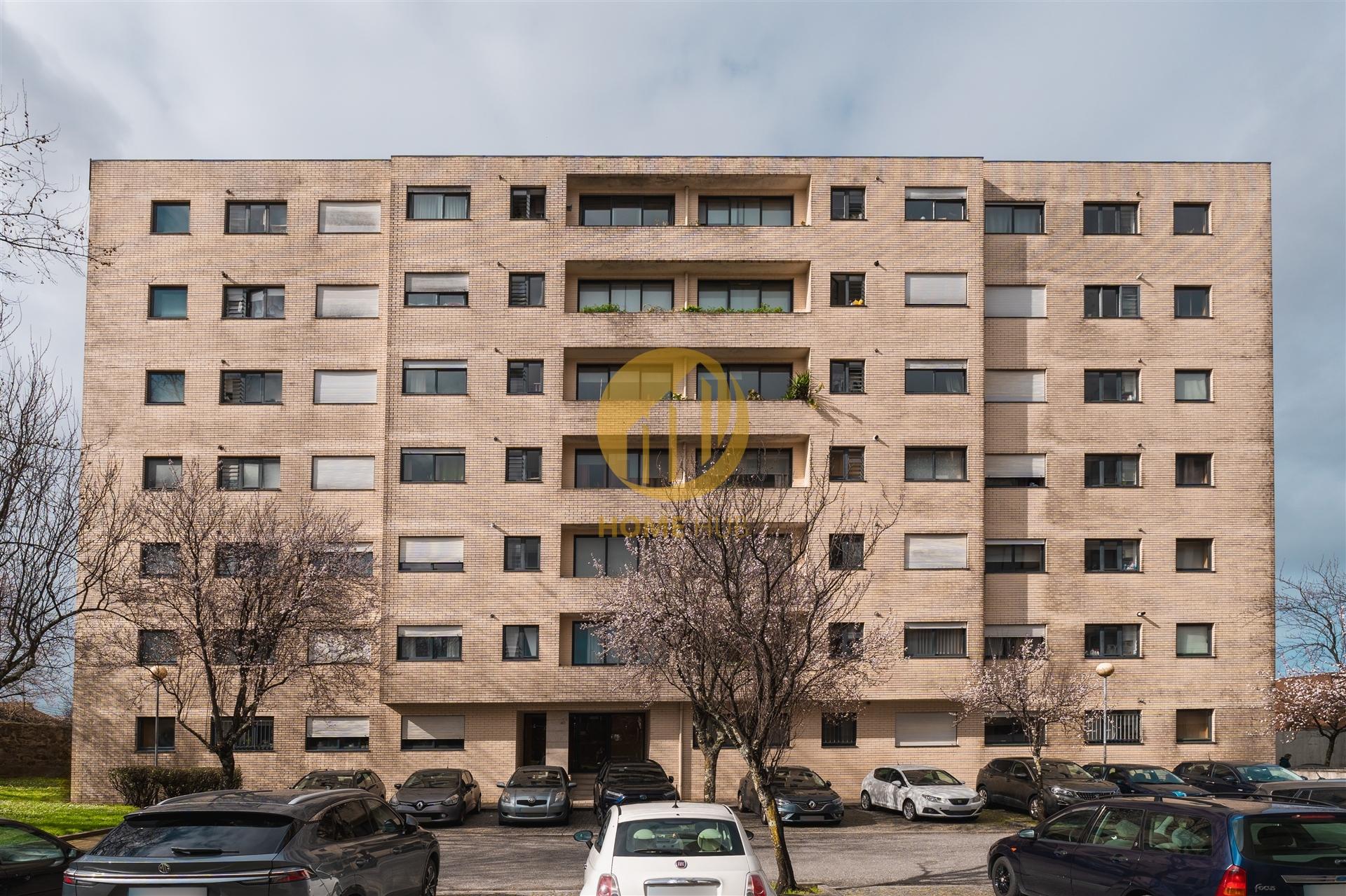 T1 Moderno com Excelente Localização | Lugar de Garagem + Arrumos