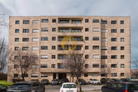 T1 Moderno com Excelente Localização | Lugar de Garagem + Arrumos