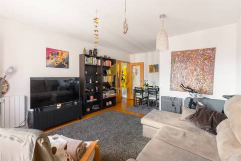 T1 Moderno com Excelente Localização | Lugar de Garagem + Arrumos