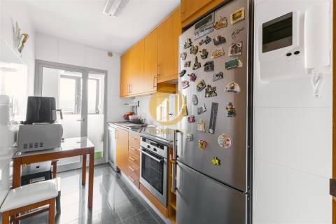 T1 Moderno com Excelente Localização | Lugar de Garagem + Arrumos