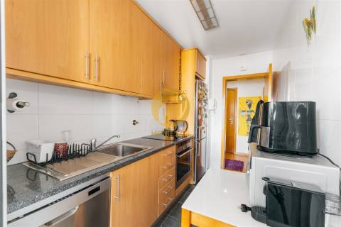 T1 Moderno com Excelente Localização | Lugar de Garagem + Arrumos