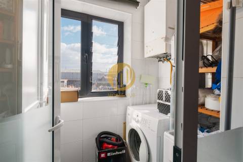 T1 Moderno com Excelente Localização | Lugar de Garagem + Arrumos