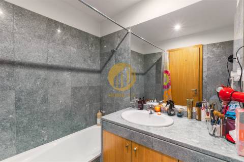 T1 Moderno com Excelente Localização | Lugar de Garagem + Arrumos