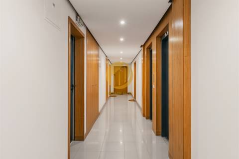 T1 Moderno com Excelente Localização | Lugar de Garagem + Arrumos