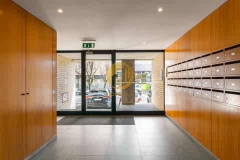 T1 Moderno com Excelente Localização | Lugar de Garagem + Arrumos