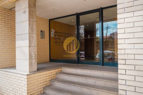 T1 Moderno com Excelente Localização | Lugar de Garagem + Arrumos