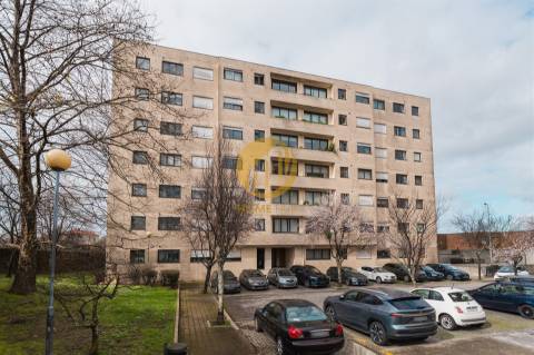 T1 Moderno com Excelente Localização | Lugar de Garagem + Arrumos