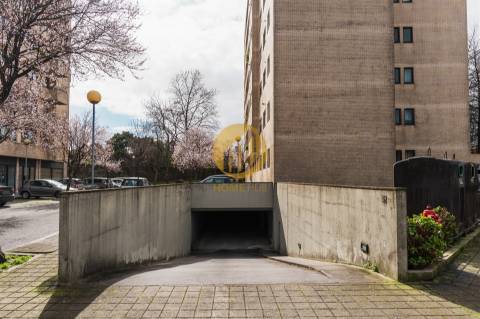 T1 Moderno com Excelente Localização | Lugar de Garagem + Arrumos