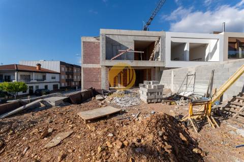 Moradia T3 Geminada com Jardim e Garagem | Alfena, Porto