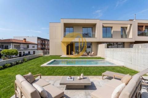 Moradia T3 Geminada com Jardim e Garagem | Alfena, Porto