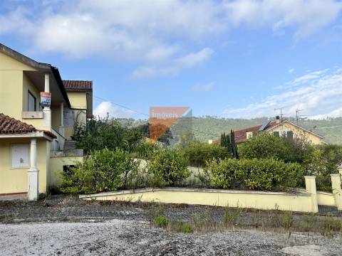 Moradia, Terreno e antigo barracão em Caranguejeira/ Leiria