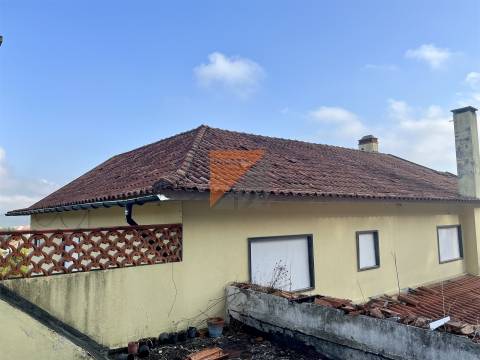 Moradia, Terreno e antigo barracão em Caranguejeira/ Leiria