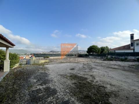 Moradia, Terreno e antigo barracão em Caranguejeira/ Leiria