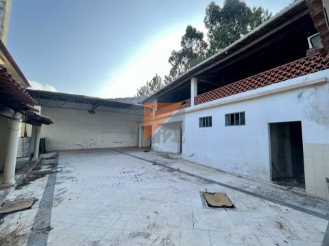 Moradia, Terreno e antigo barracão em Caranguejeira/ Leiria