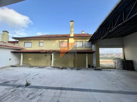 Moradia, Terreno e antigo barracão em Caranguejeira/ Leiria